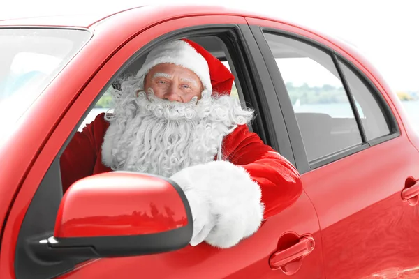 Санта-Клаус в червоний автомобіль — стокове фото