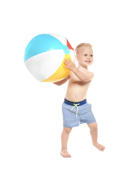Menino bonito que joga com a bola inflável isolada no branco — Fotografia de Stock