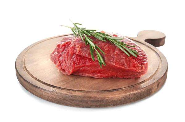 Placa de madeira com carne crua fresca — Fotografia de Stock