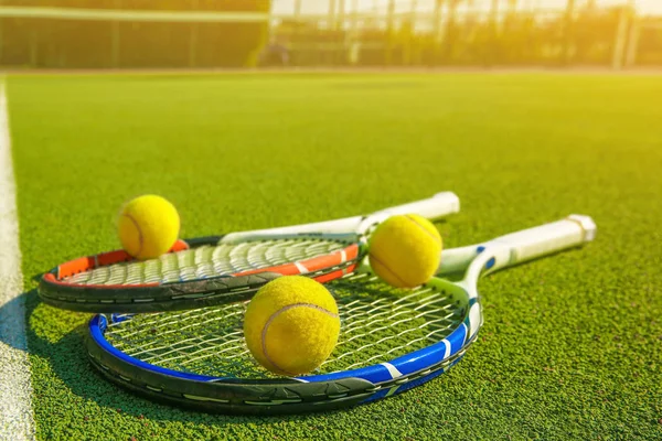 Tennis balls and rackets — Stock Photo, Image