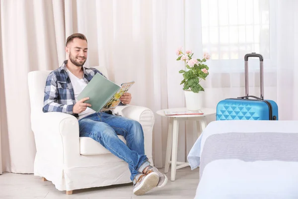 Joven leyendo revista — Foto de Stock