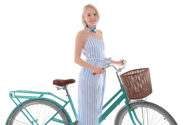 Belle jeune femme avec vélo — Photo