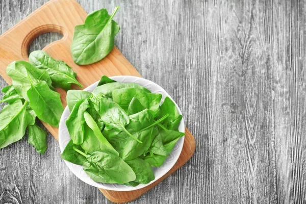 Piatto con foglie di spinaci freschi — Foto Stock