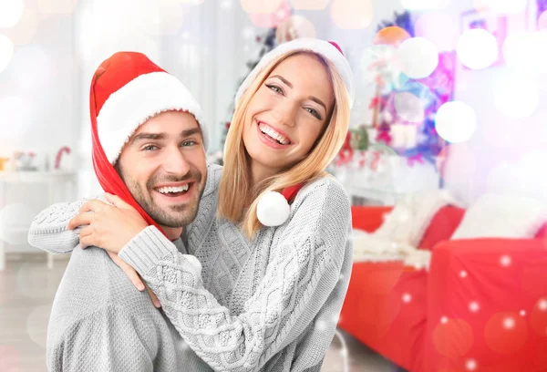 Heureux couple dans chapeaux de Père Noël — Photo