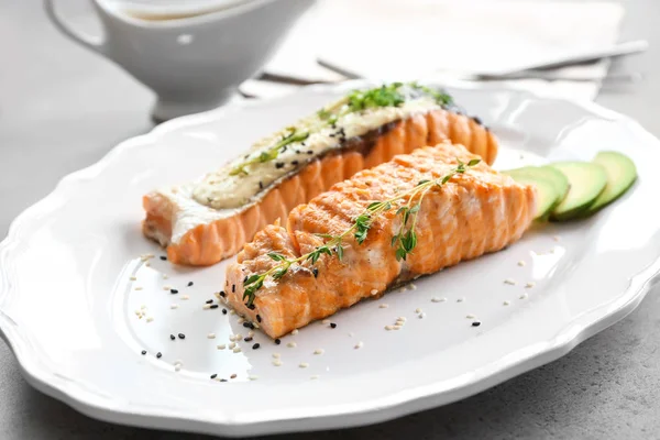 Placa con delicioso salmón —  Fotos de Stock