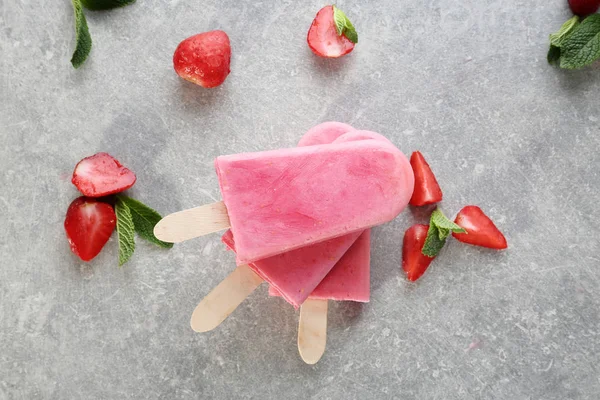 Sabroso helado de yogur con fresas — Foto de Stock