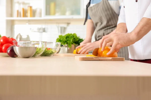 Chef dando clases de cocina —  Fotos de Stock