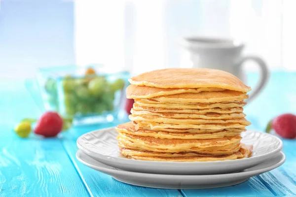 Plato con deliciosos panqueques en la mesa — Foto de Stock