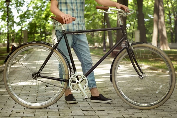 Homem com bicicleta ao ar livre — Fotografia de Stock