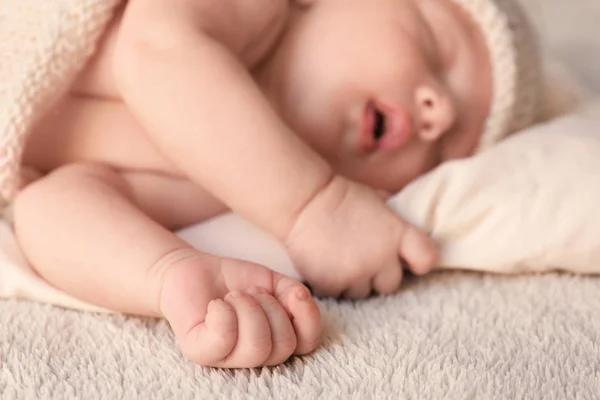 Schattige kleine baby slapen op bed thuis — Stockfoto