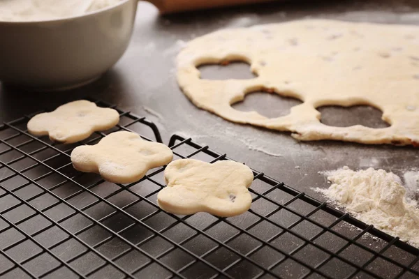 Rohe Plätzchen auf Backblech — Stockfoto