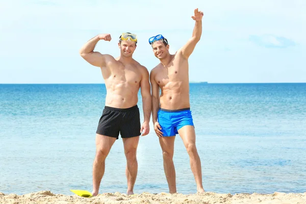 Yakışıklı genç adam deniz plaj