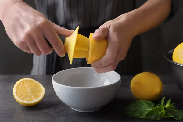 Hombre extrayendo jugo de limón — Foto de Stock