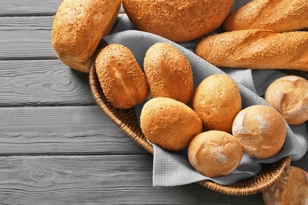 Proutěný koš a výborný chléb — Stock fotografie