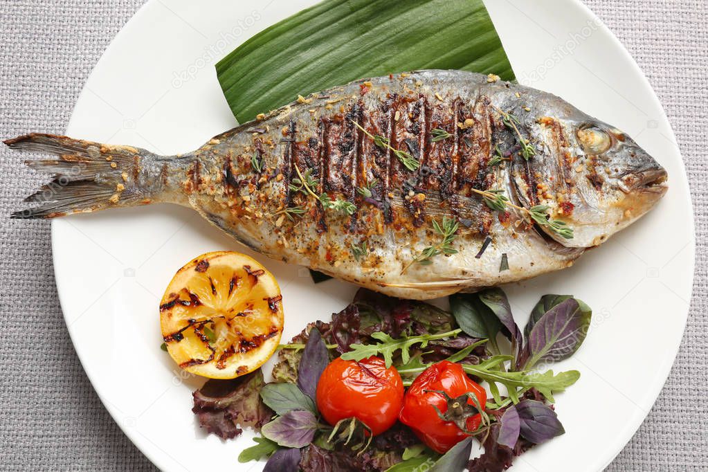 Lezzetli kızarmış balık ile plaka — Stok Foto © belchonock #166219090