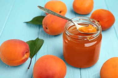 Kaşık ile kavanoza kayısı reçeli 