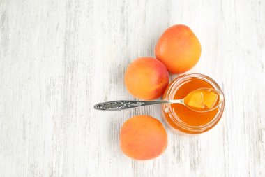 Kaşık ile kavanoza kayısı reçeli 