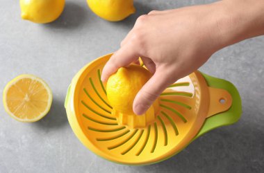 Erkek eli limon ile plastik sıkacağı meyve suyu hazırlama 