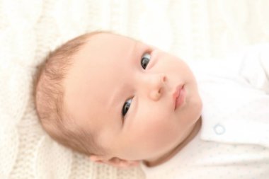 Yumuşak ekose evde yalan şirin bebek