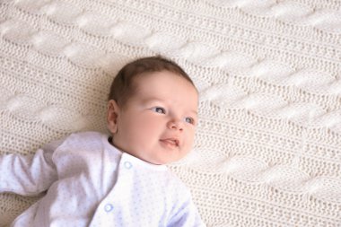 Yumuşak ekose evde yalan şirin bebek