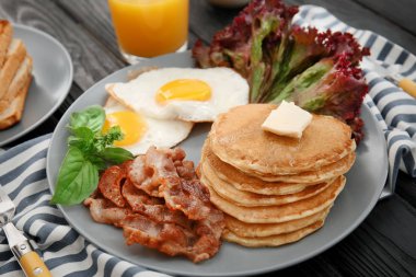 sahanda yumurta ve domuz pastırması tabakta Servis Kahvaltı  