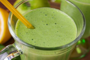 Bardak yeşil sağlıklı meyve suları