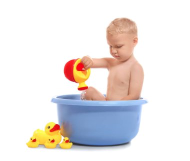 Sulama olabilir plastik itirazları üzerine beyaz izole oynamaktan çok güzel küçük çocuk