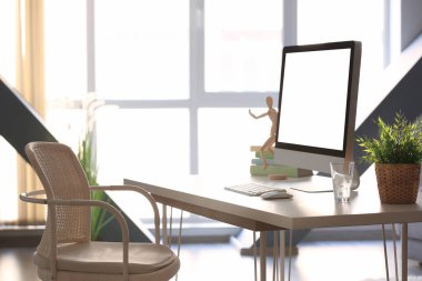 çalışma alanı ile modern monitör