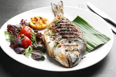 Lezzetli kızarmış balık ile plaka 