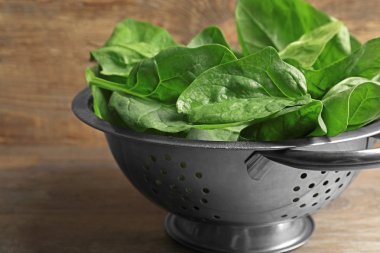 Kevgir taze ıspanak yaprakları ile