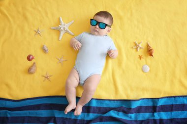 Şirin Bebek yatak örtüsü üzerinde yalan güneş gözlüğü. Tatil kavramı