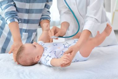 Doktor muayene stetoskop evde bebekle