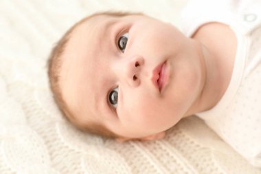 Yumuşak ekose evde yalan şirin bebek