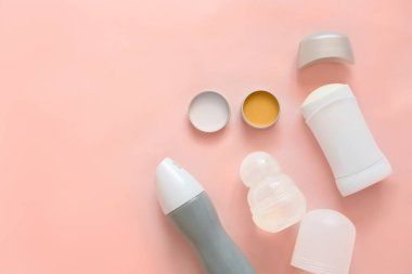 Renk arka plan üzerinde kadın deodorantlar