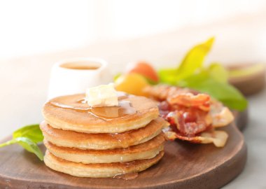 Tereyağı ve domuz pastırması ile Pancakes 