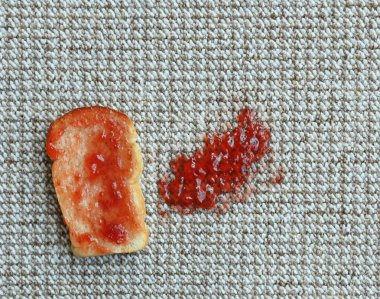 Halıda reçelli sandviç