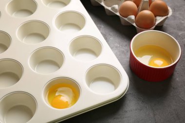 kase ve masada çiğ yumurta ile sahibi