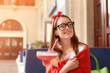 Güzel ve genç birbayan smoothies içme Cafe