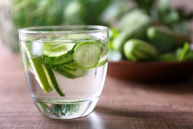 serinletici su nane ve salatalık ile