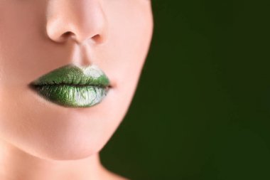 yaratıcı makyaj ile genç kadın 