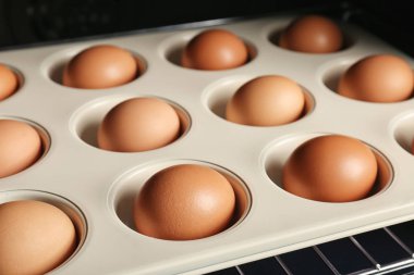 Katı pişmiş yumurta ile çörek teneke 