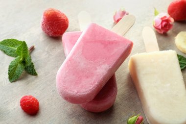 Lezzetli yoğurt dondurma çilek ile 