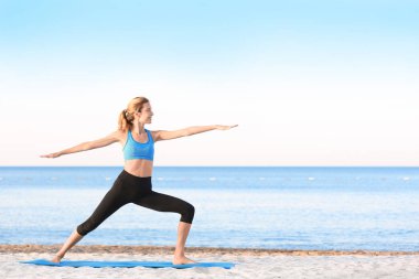 Sahilde kadın pratik yoga