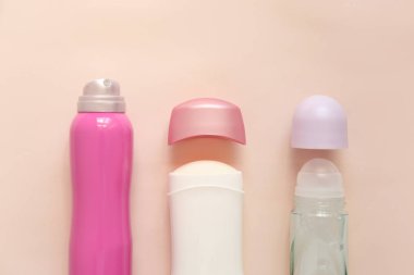 Işık arka plan üzerinde kadın deodorantlar