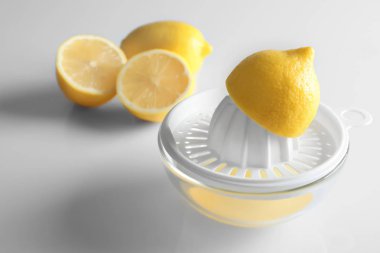 Kesilmiş limon ve plastik meyve sıkacağı ile kompozisyon 