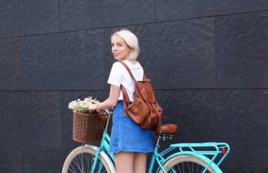 şık bisiklet ile genç kadın