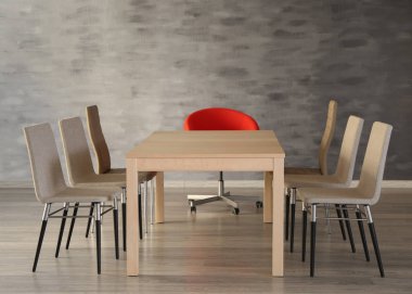 Boş ahşap masa ve sandalyeler