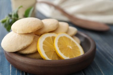 Ev yapımı limonlu kurabiye ile plaka 