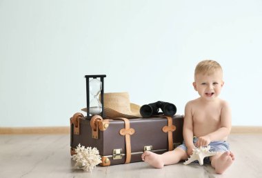 Seyahat bavul evde bebekle. Tatil kavramı