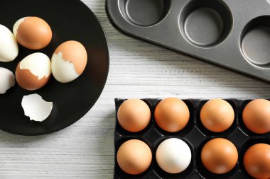 Tutucu ve katı pişmiş yumurta ile plaka